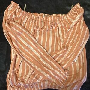 Ardene off the shoulder crop teeshirt. Elastic neck line and waist